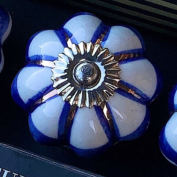 INSTANT FURNITURE UPDATE KNOBS PULLS NAVY WHITE GOLD SET OF 4 PORCELAIN NEW - Picture 2 of 8